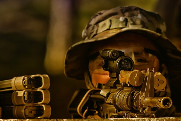 A male soldier aims at the sight