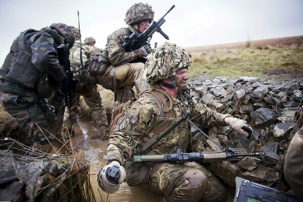 Soldats britanniques sur le champ de bataille