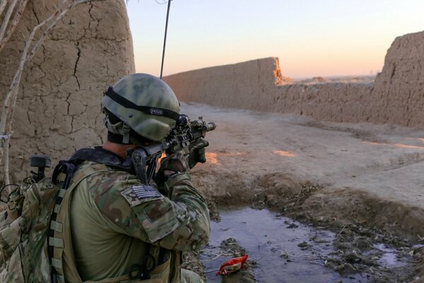 Ein Soldat der Spezialeinheit zielt auf ein Ziel ab