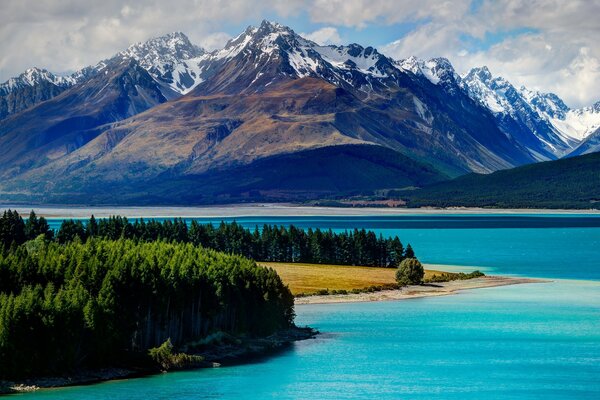 Lago y montañas en nueva Zelanda