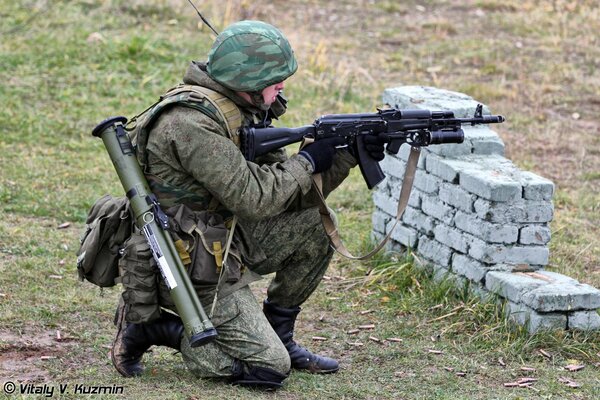 Russischer Kämpfer der Streitkräfte der Russischen Föderation