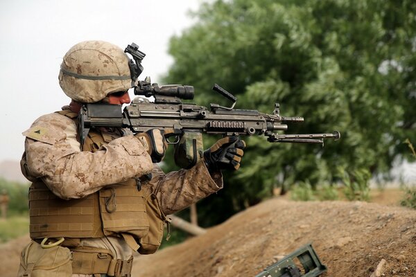 Hombre con arma se prepara para disparar