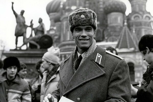 Black and white photo of Schwarzenegger in Moscow on the set of the film
