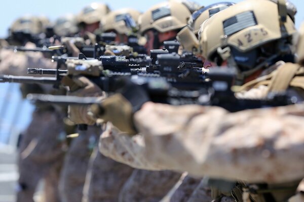 Soldados en camuflaje salieron al campo de tiro