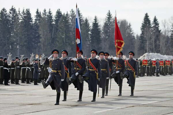 Militär bei der Parade gibt Ehre