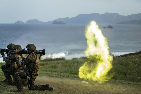 Soldaten schießen mit Waffen auf das Ziel