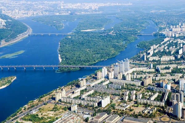 Promenada Dniepru w pogodny słoneczny dzień