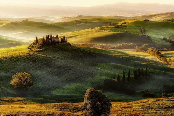 Il silenzio della natura nei campi con le colline