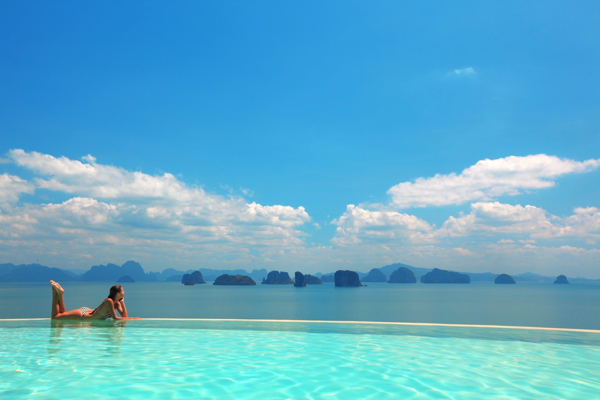 paesaggio ragazza piscina rocce oceano cielo serenità blu