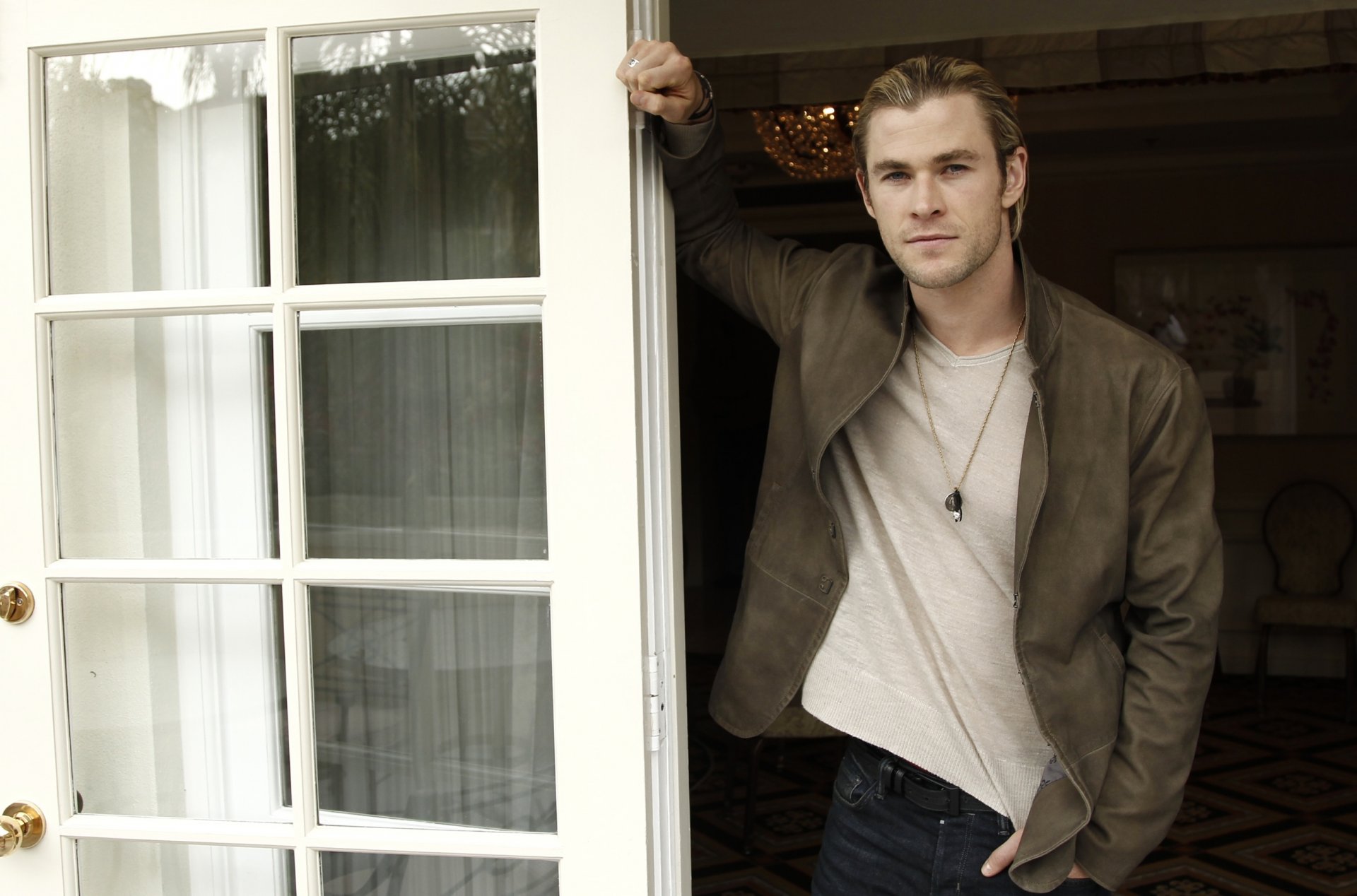 chris hemsworth actor men door