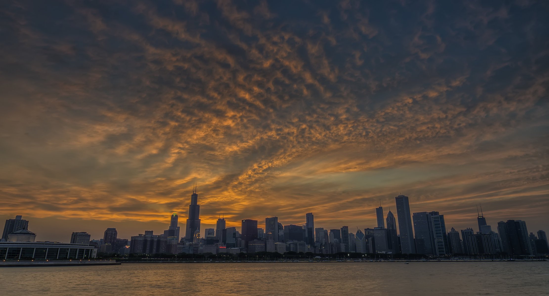 ville coucher de soleil nuages