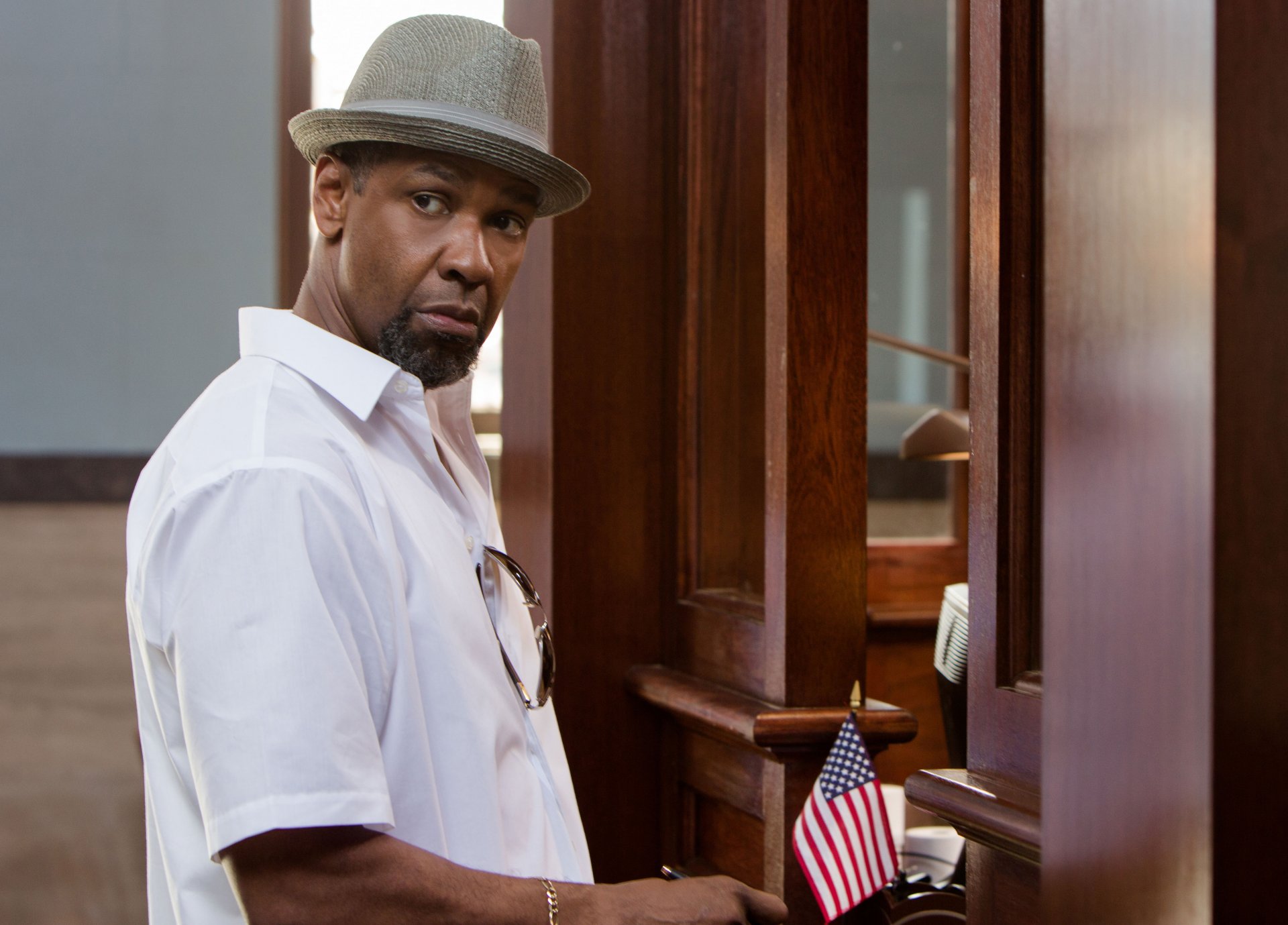 denzel washington schauspieler mann hut flagge