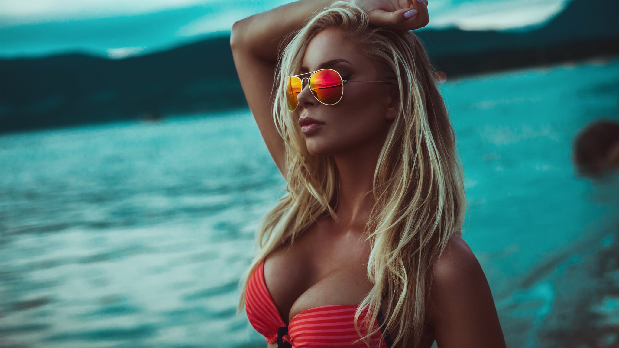 fotograf dziewczyna blondynka model okulary figura ciało strój kąpielowy bielizna plaża morze