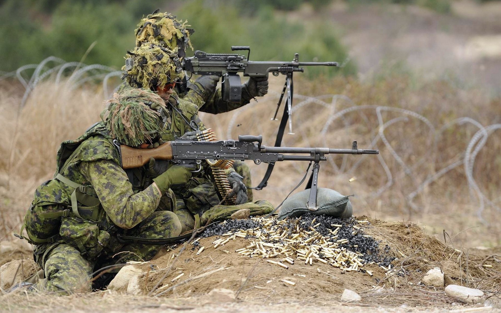 soldats c6 et c9 mitrailleuses armée canadienne