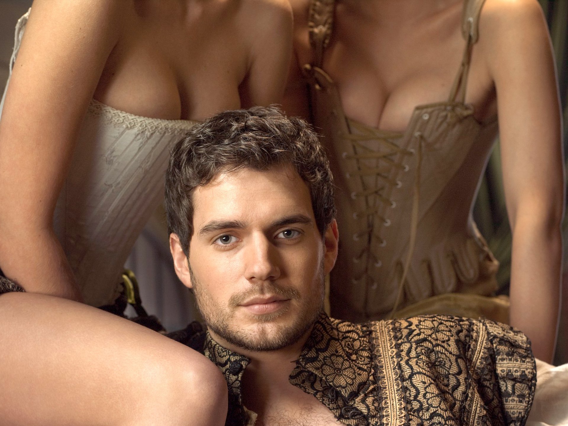 henry cavill mężczyzna gorset piersi aktor serial tudorzy