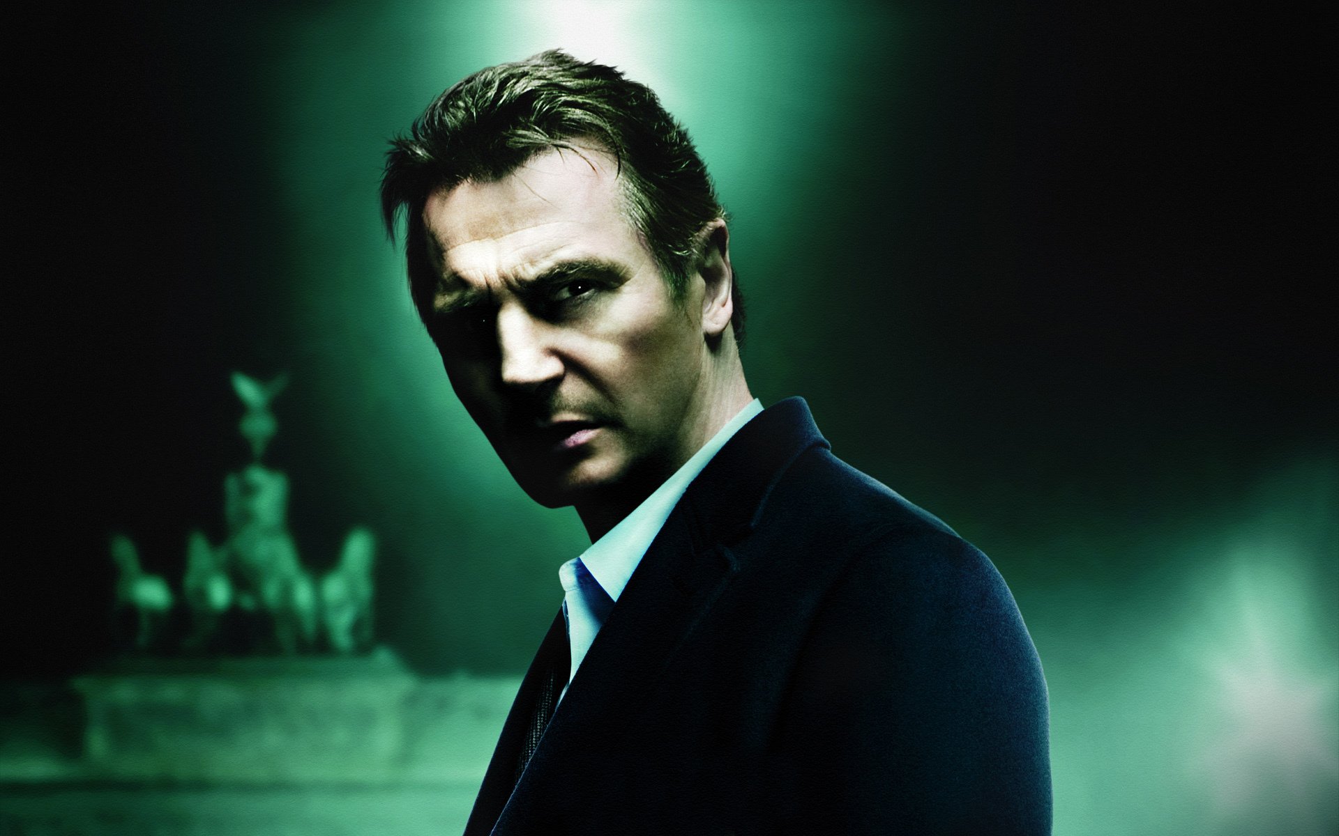 liam neeson regard lueur fond sombre inconnu