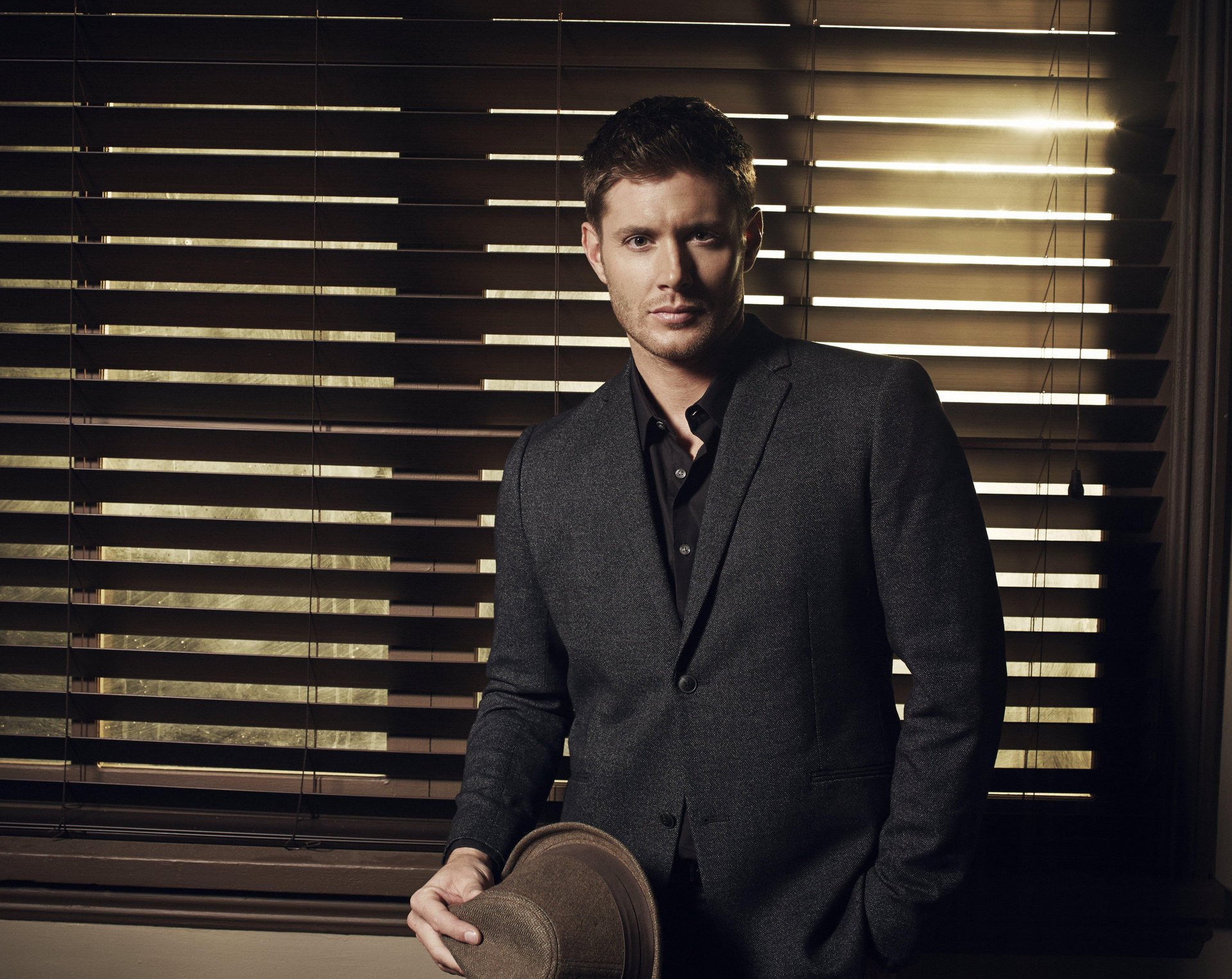 jensen jensen ackles hombre traje sombrero actor serie de televisión sobrenatural temporada 9 dean winchester