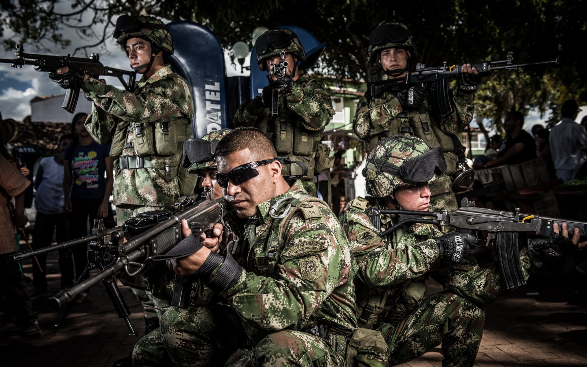 soldados armas medellín