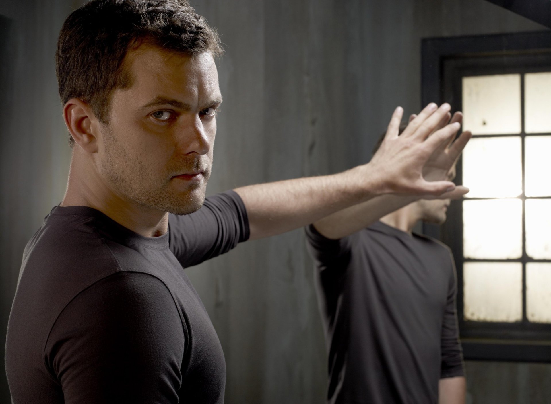 joshua jackson attore uomo specchio riflessione mano