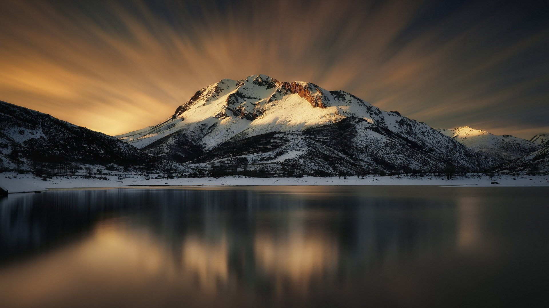 sonnenaufgang in den bergen bergsee schnee