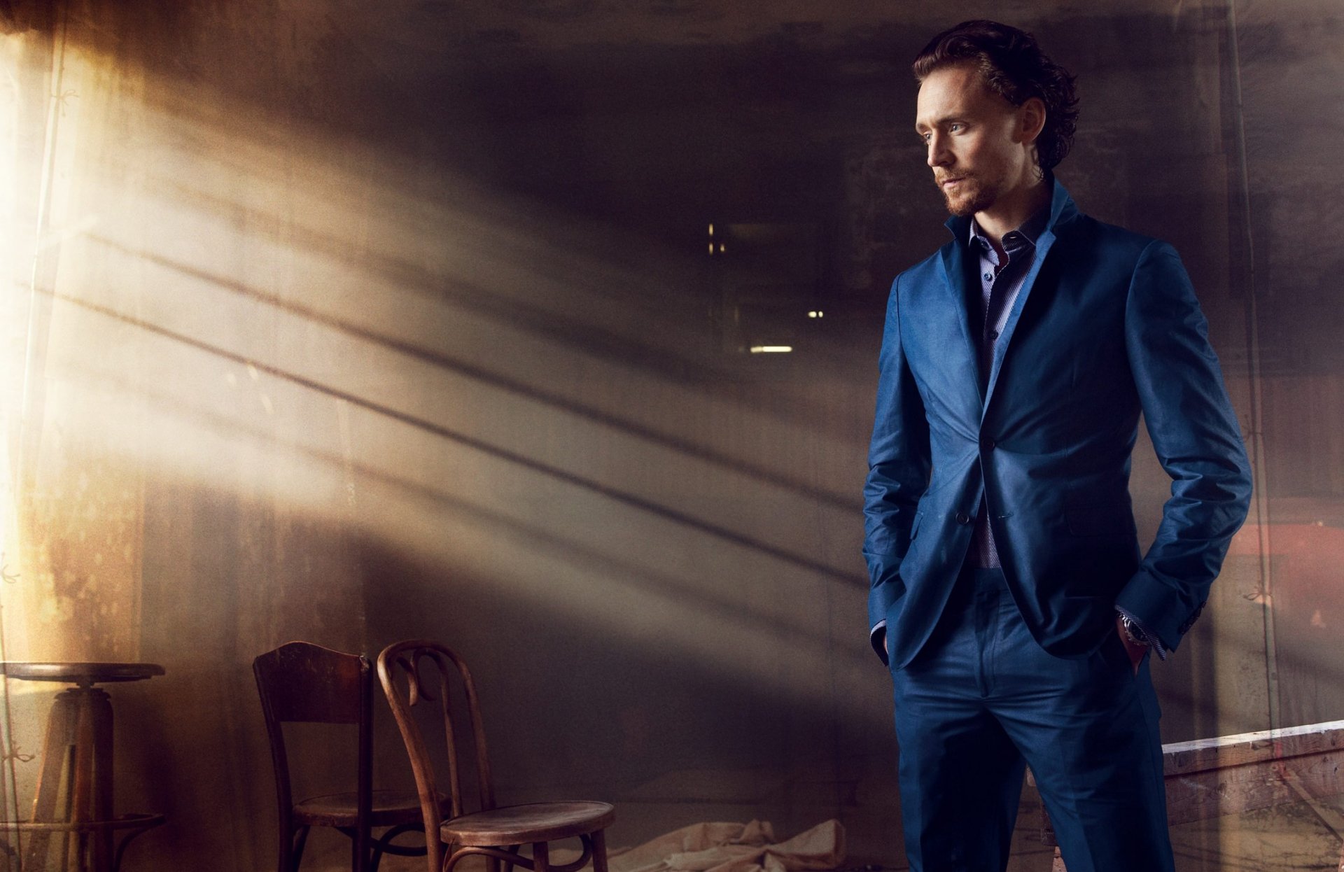 hiddleston tom hiddleston homme acteur costume bleu chaises