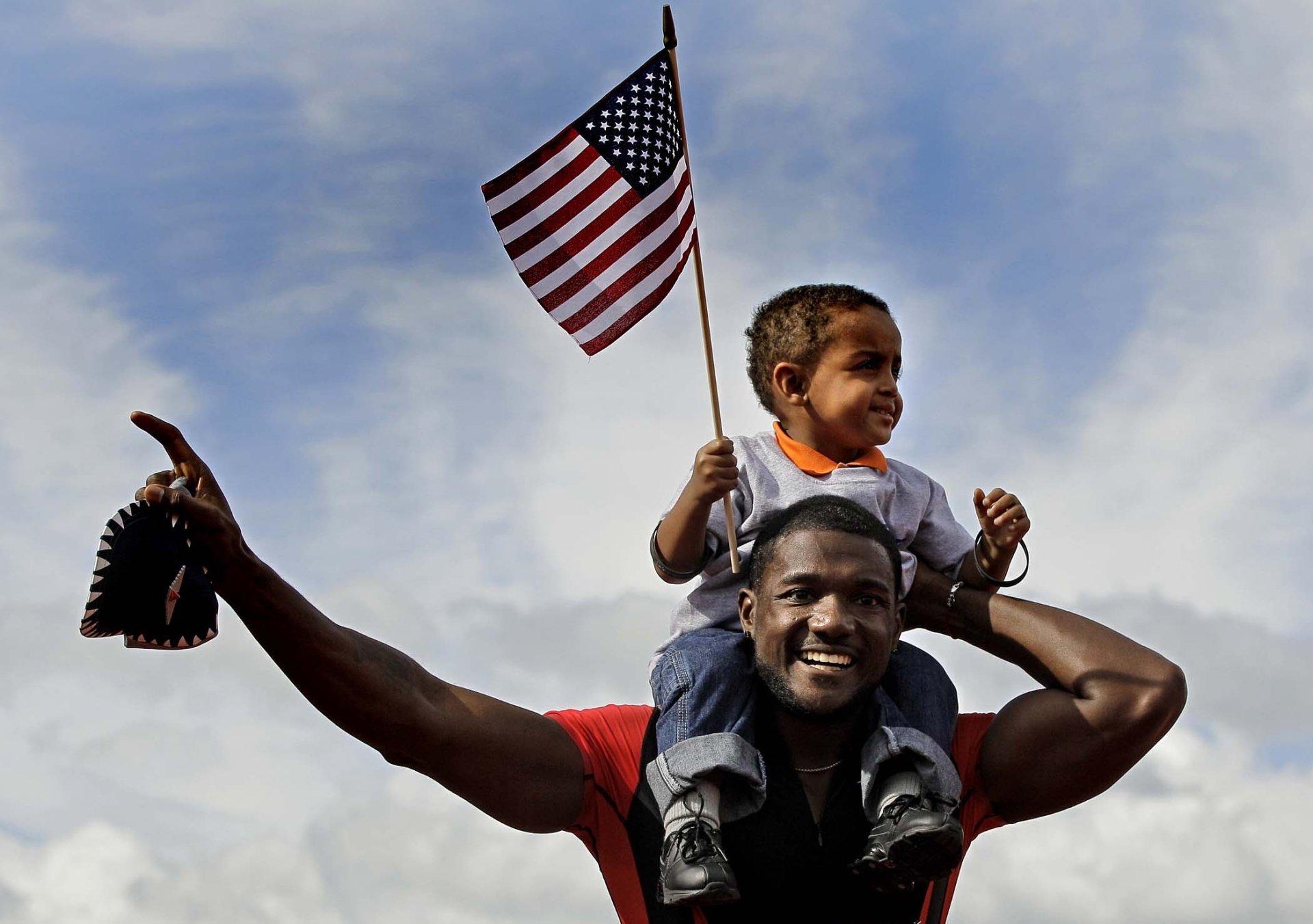 justin gatlin justin gatlin sportowiec biegacz sprinter mężczyzna chłopiec afroamerykanie czarni murzyni flaga niebo