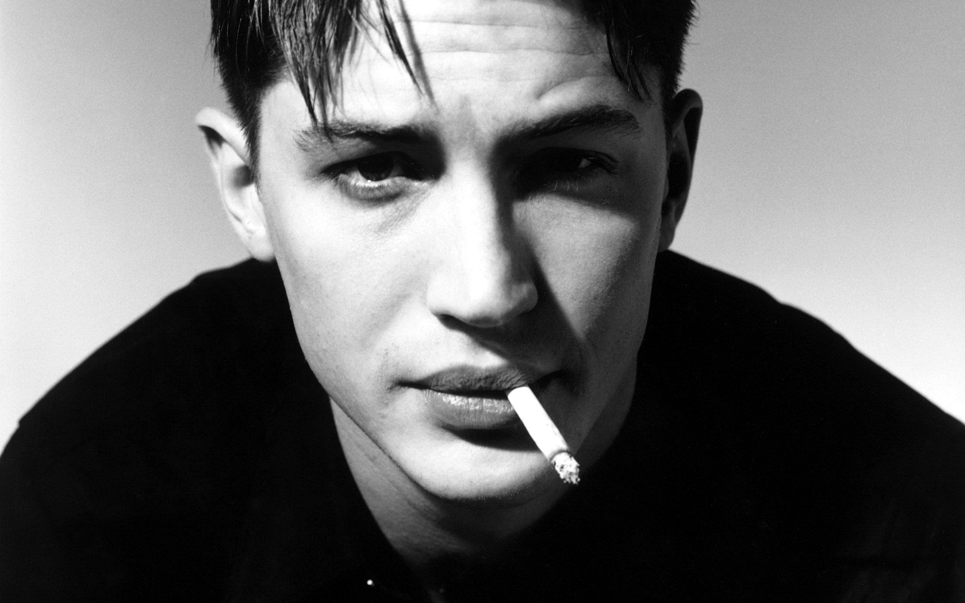 men actor tom hardy smoke cigarette