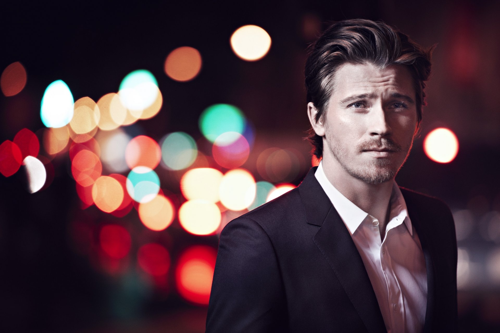 garrett hedlund acteur homme costume rue bokeh