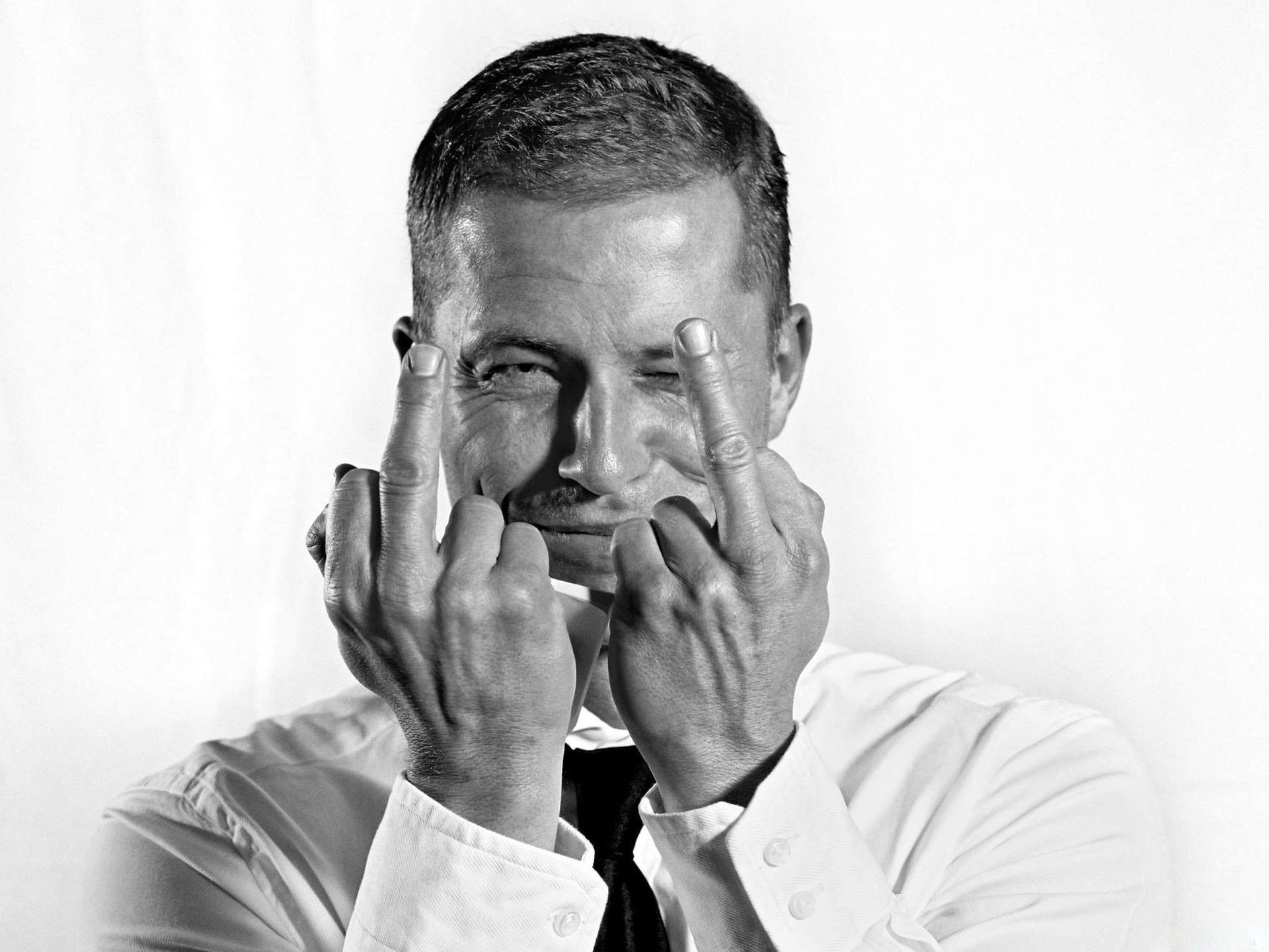 til schweiger attore uomo mani celebrità dita