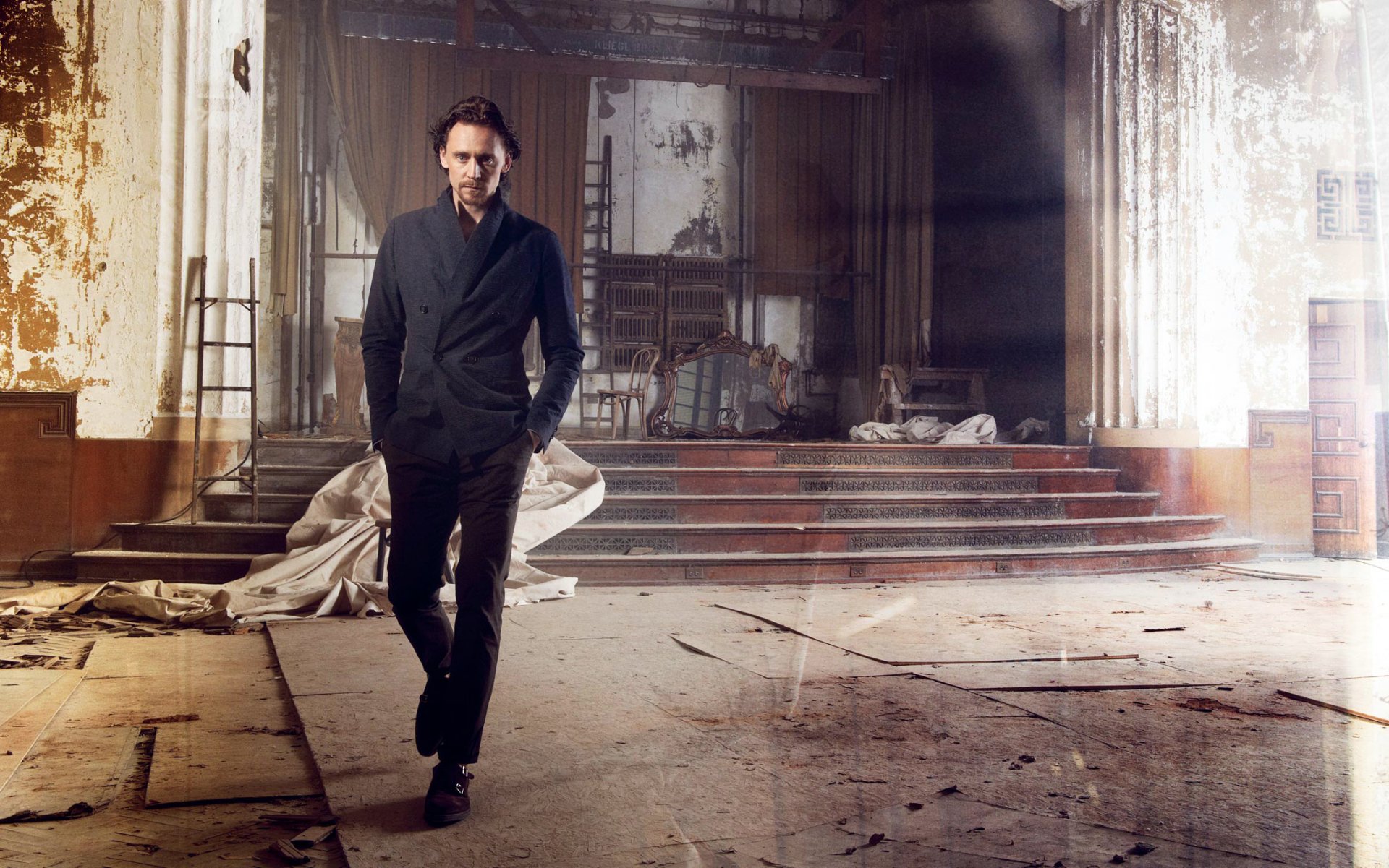 hiddleston tom hiddleston man jacket actor stage abandoned