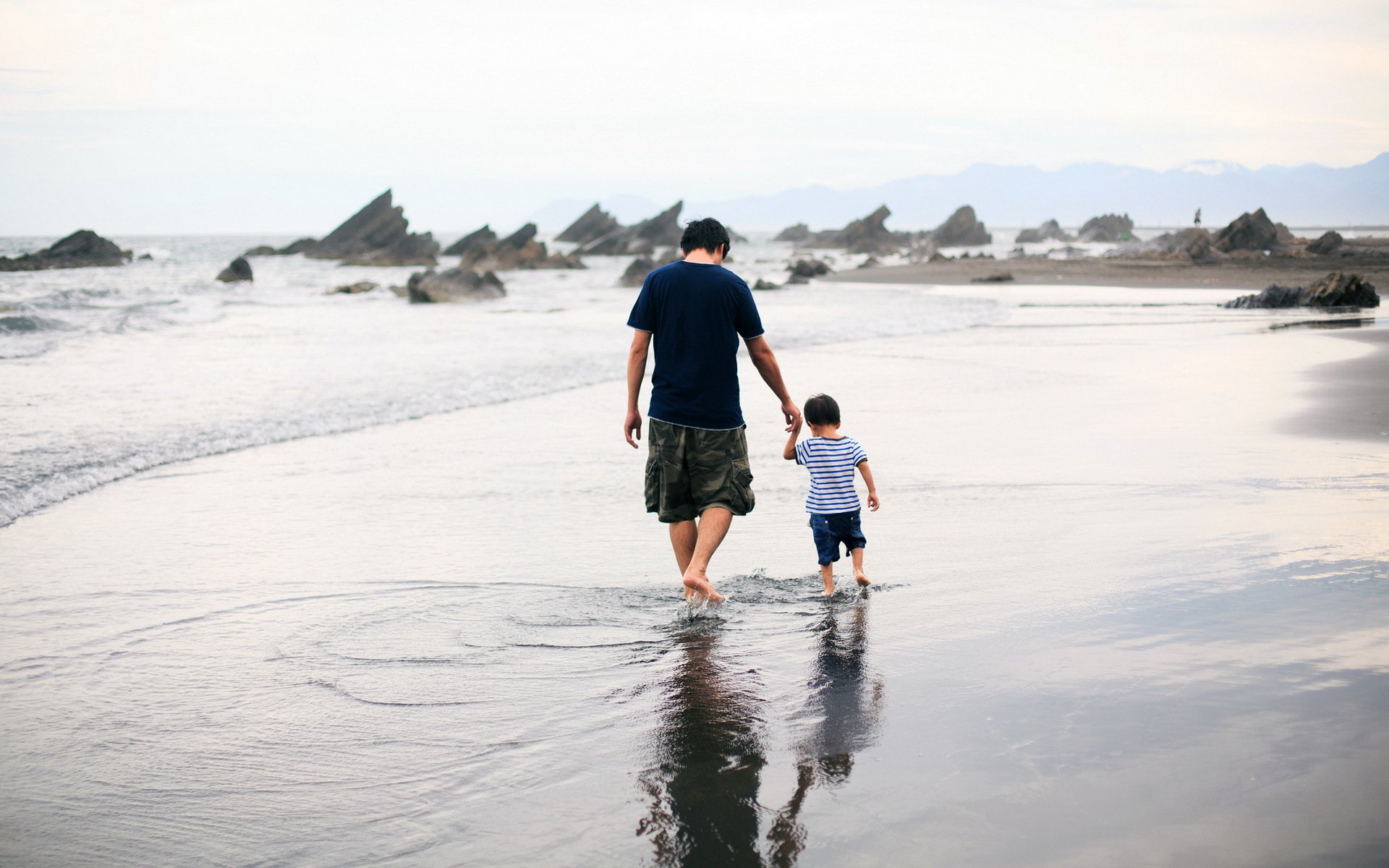 hommes mer plage promenade