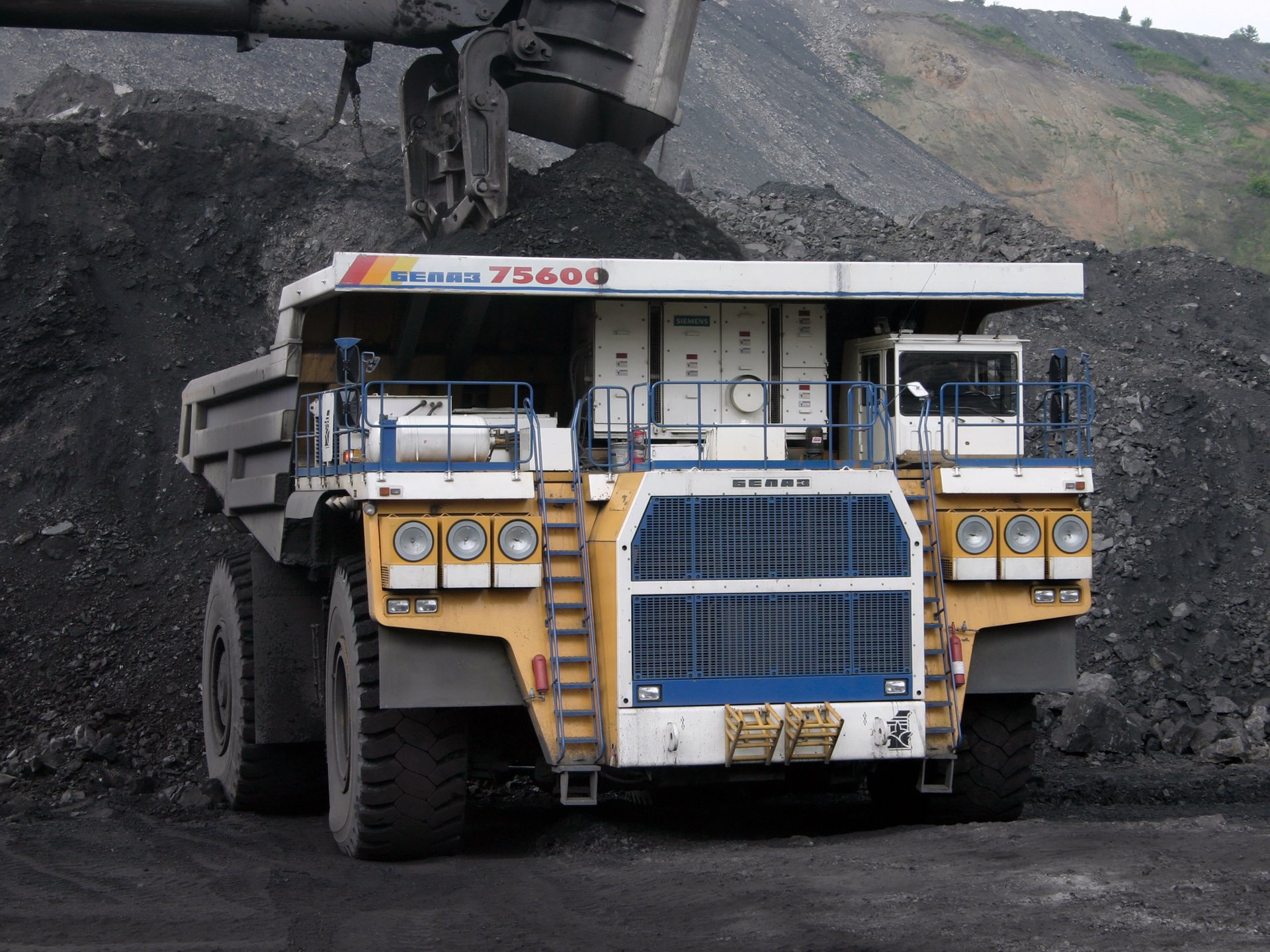 belaz 75600 camión volquete cubo máquina cantera