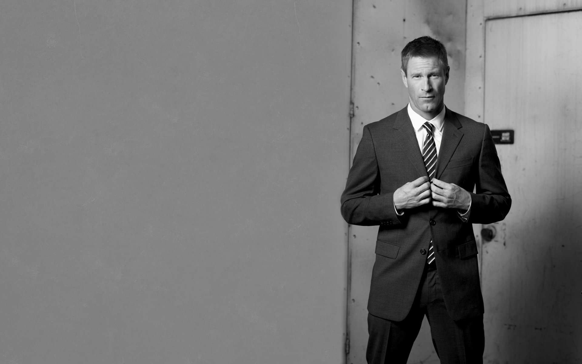 aaron eckhart blanco y negro pared corbata a rayas puerta mirada