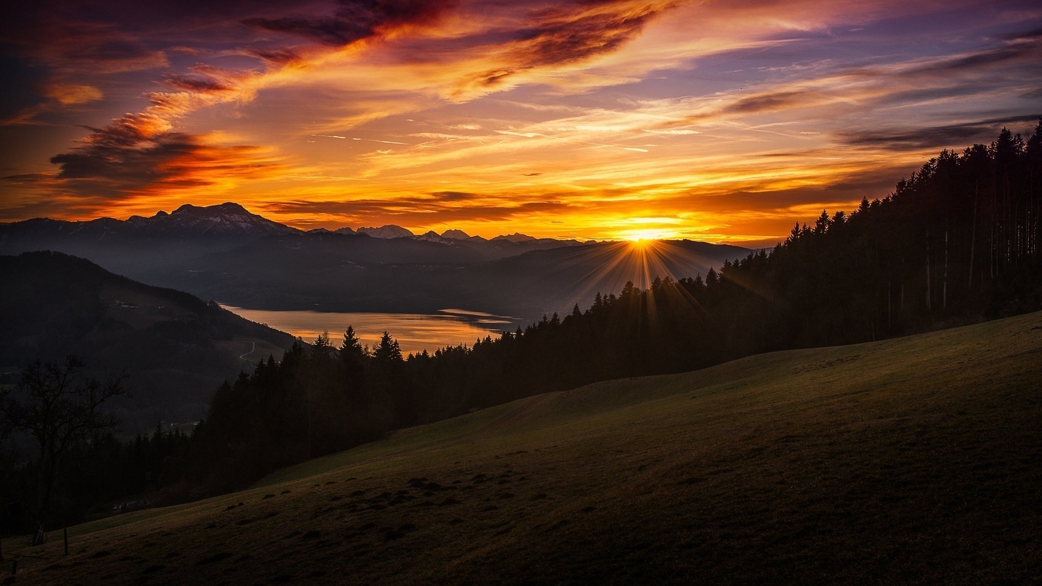 montagnes coucher de soleil ciel soleil rayons