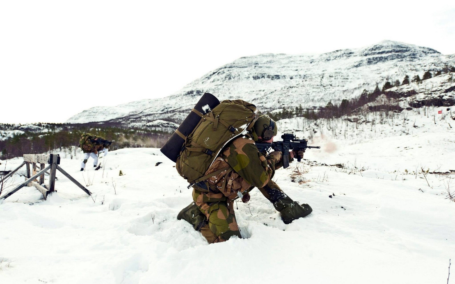 norwegian army men weapon