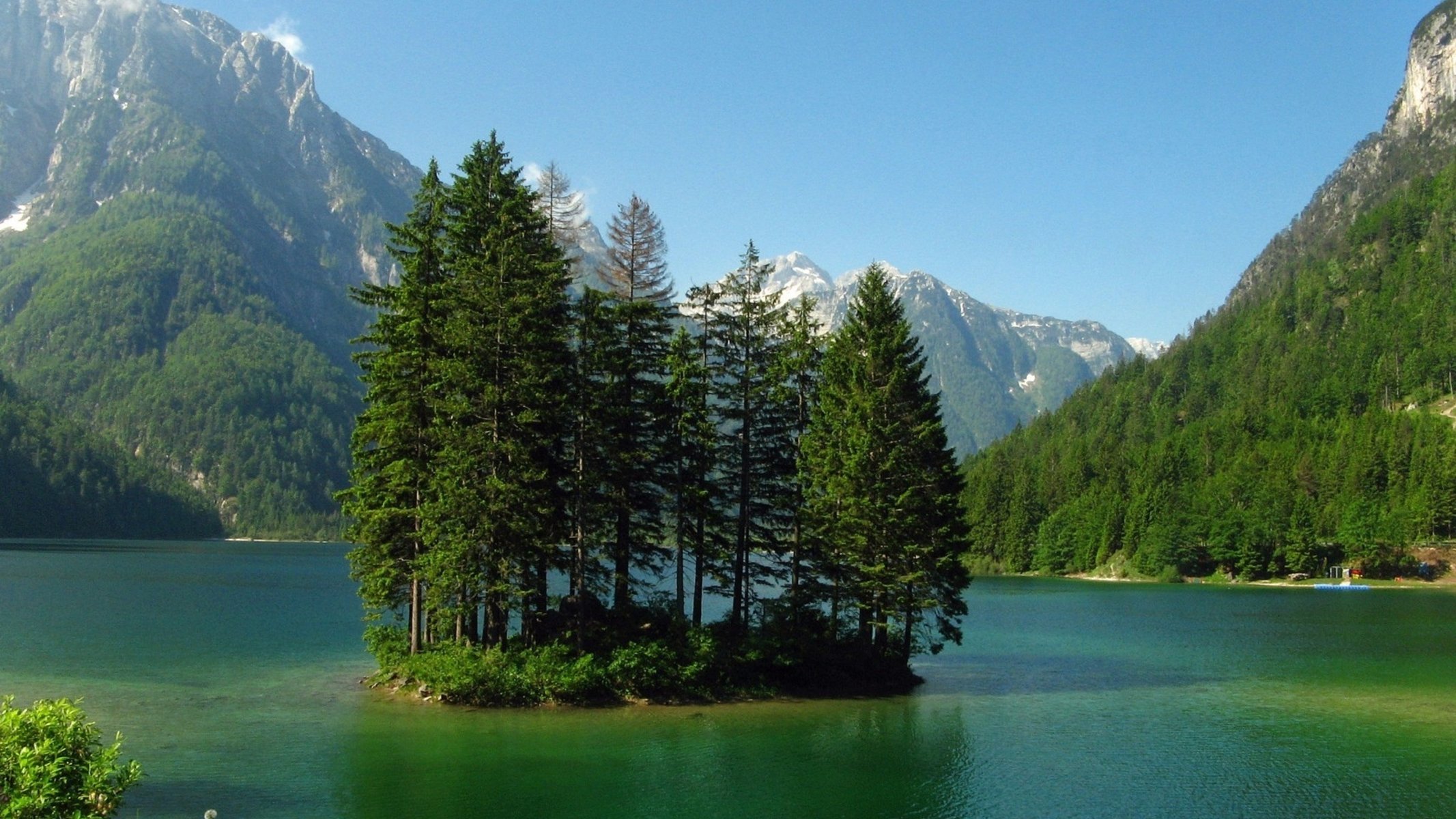 montagnes lac forêts îlot