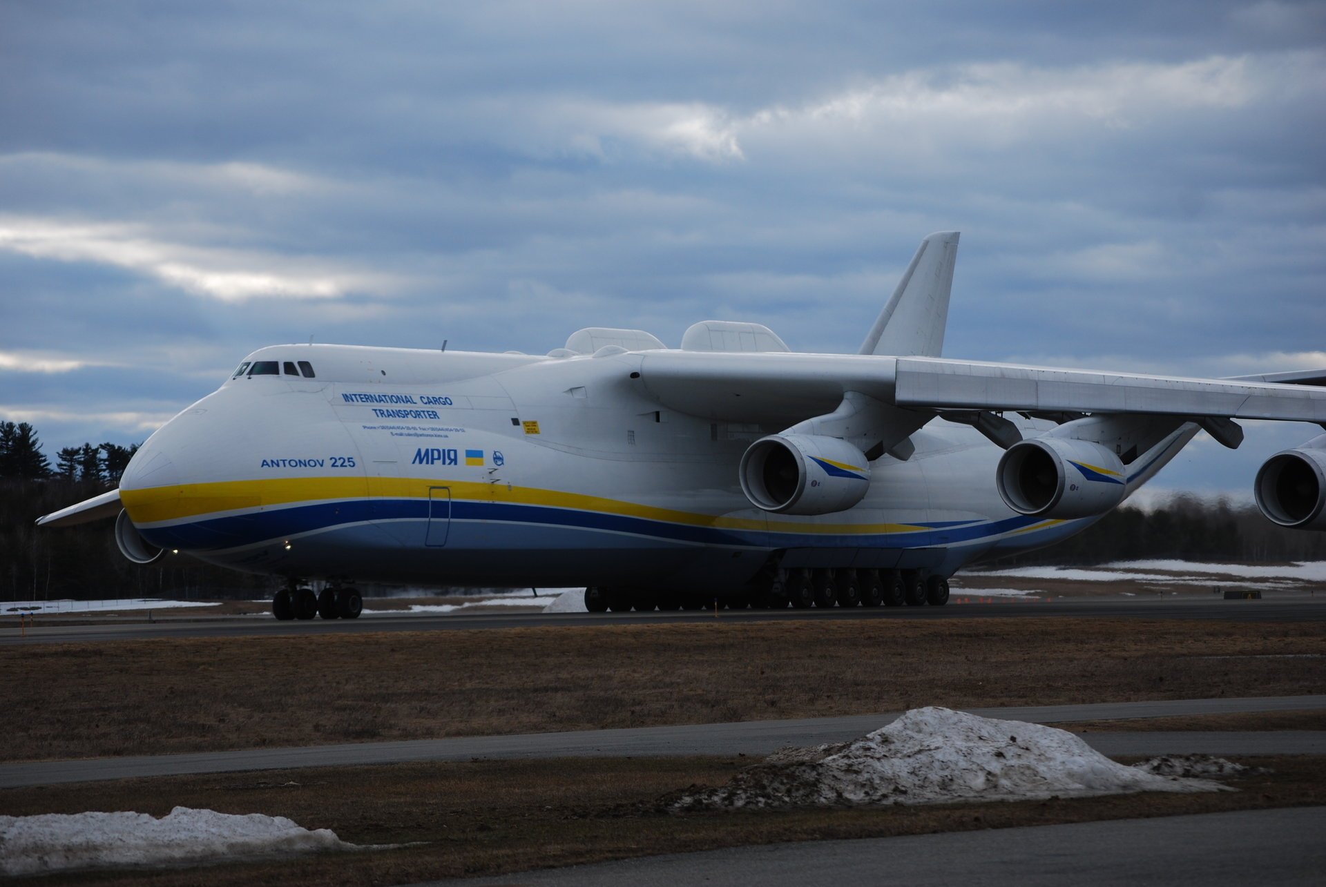 the an-225 mriya ukraine the plane large cargo