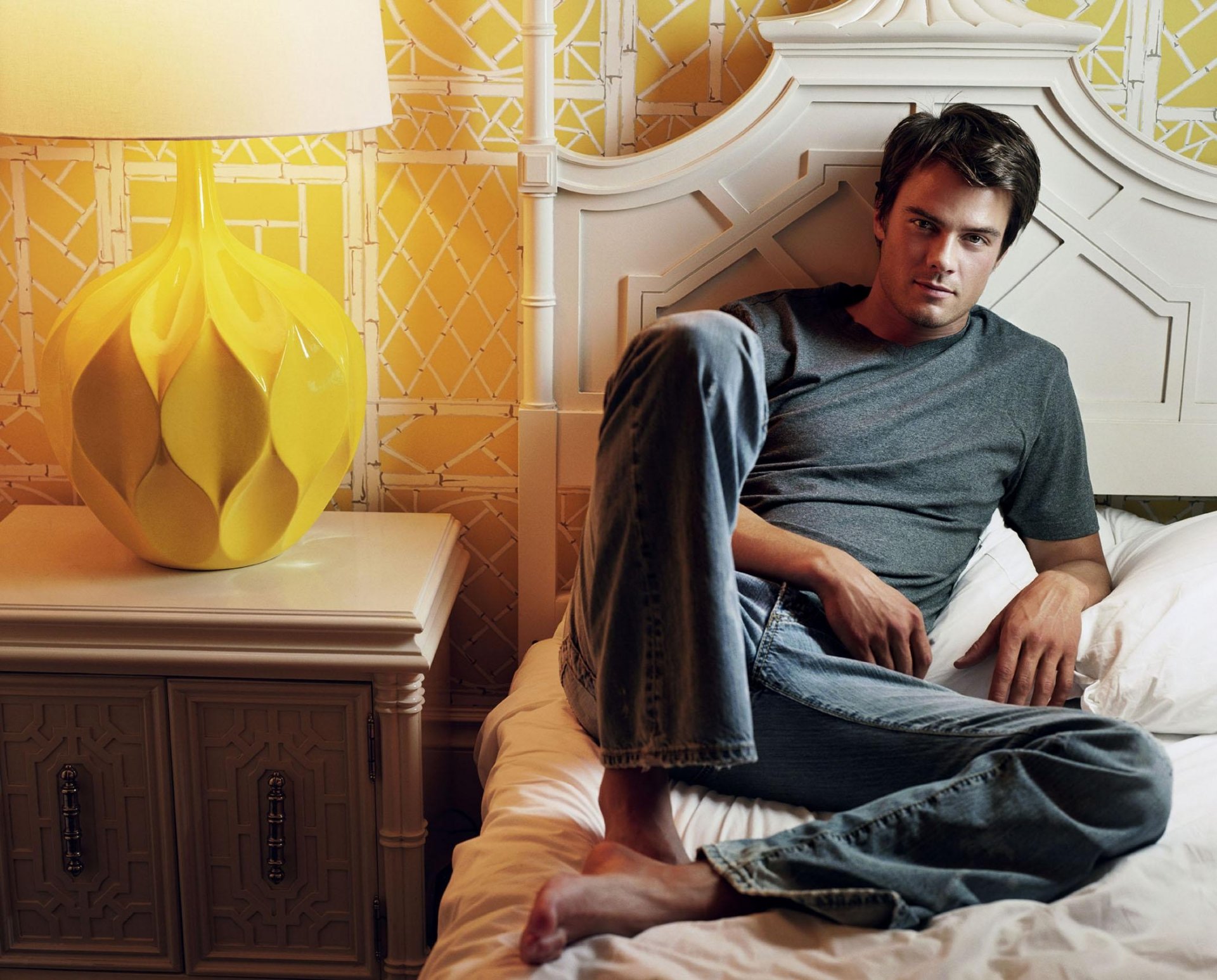 josh duhamel homme acteur modèle jeans lit table lampe