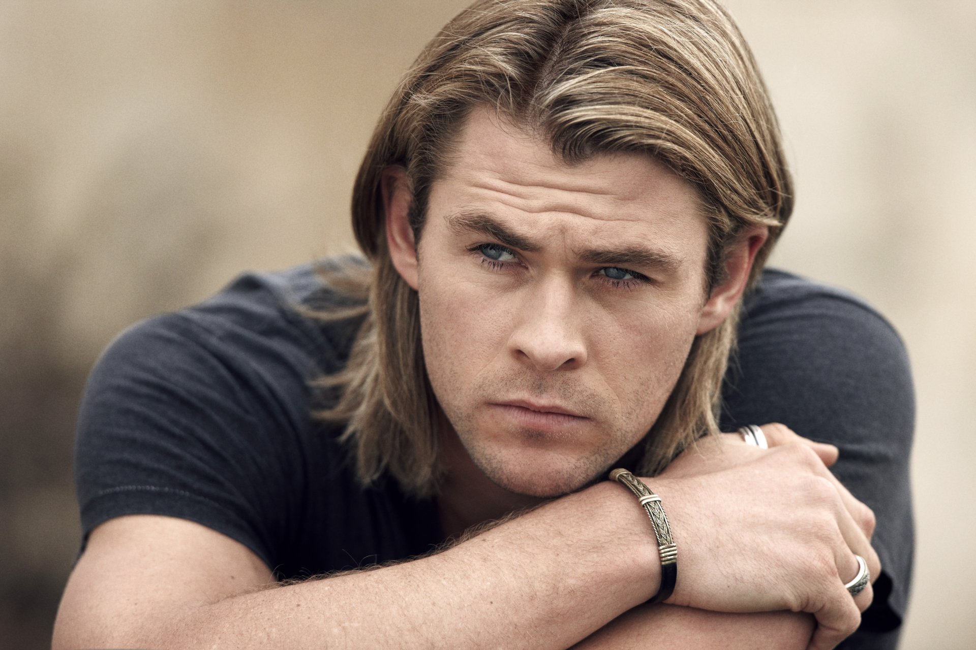 chris hemsworth mężczyzna aktor blondyn spojrzenie twarz ręce koszulka