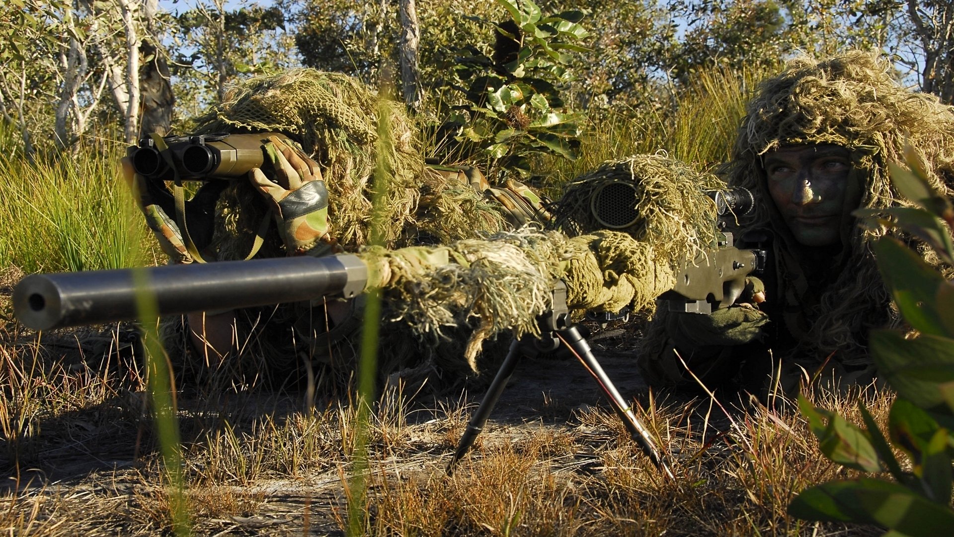 soldats sniper équipement déguisement position de tir végétation herbe arbres