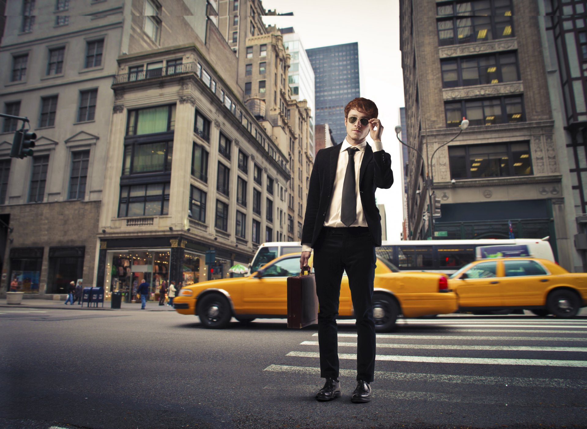 hombre traje gafas de sol maleta calle cebra coches personas metrópolis