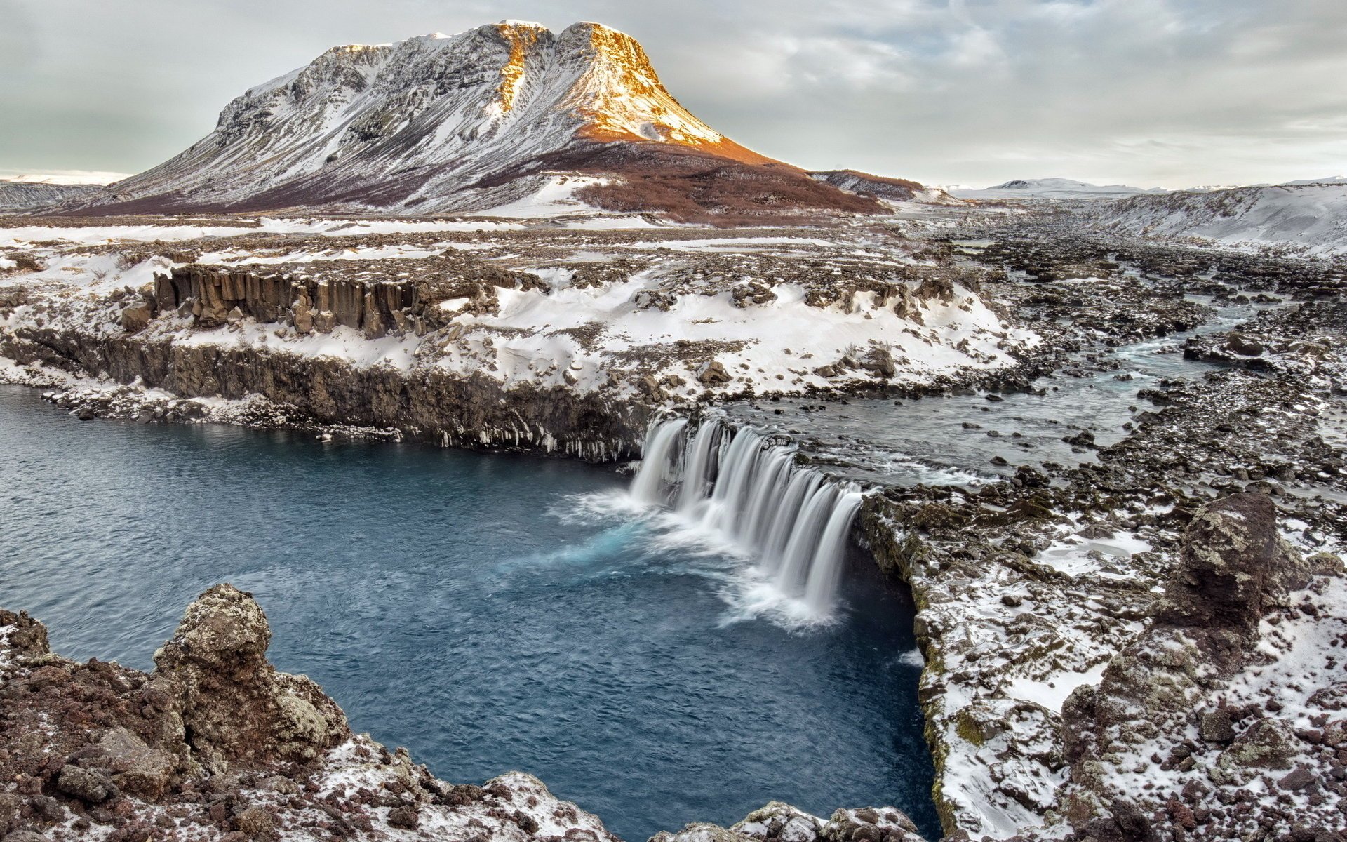 islanda montagne rocce fiume cascata inverno neve natura