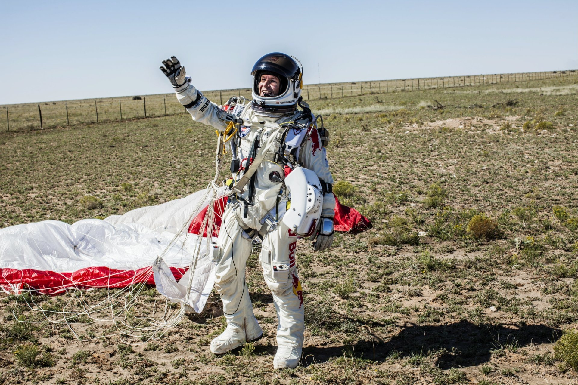 феликс баумгартнер спортсмен красный бык космос red bull stratos приземление