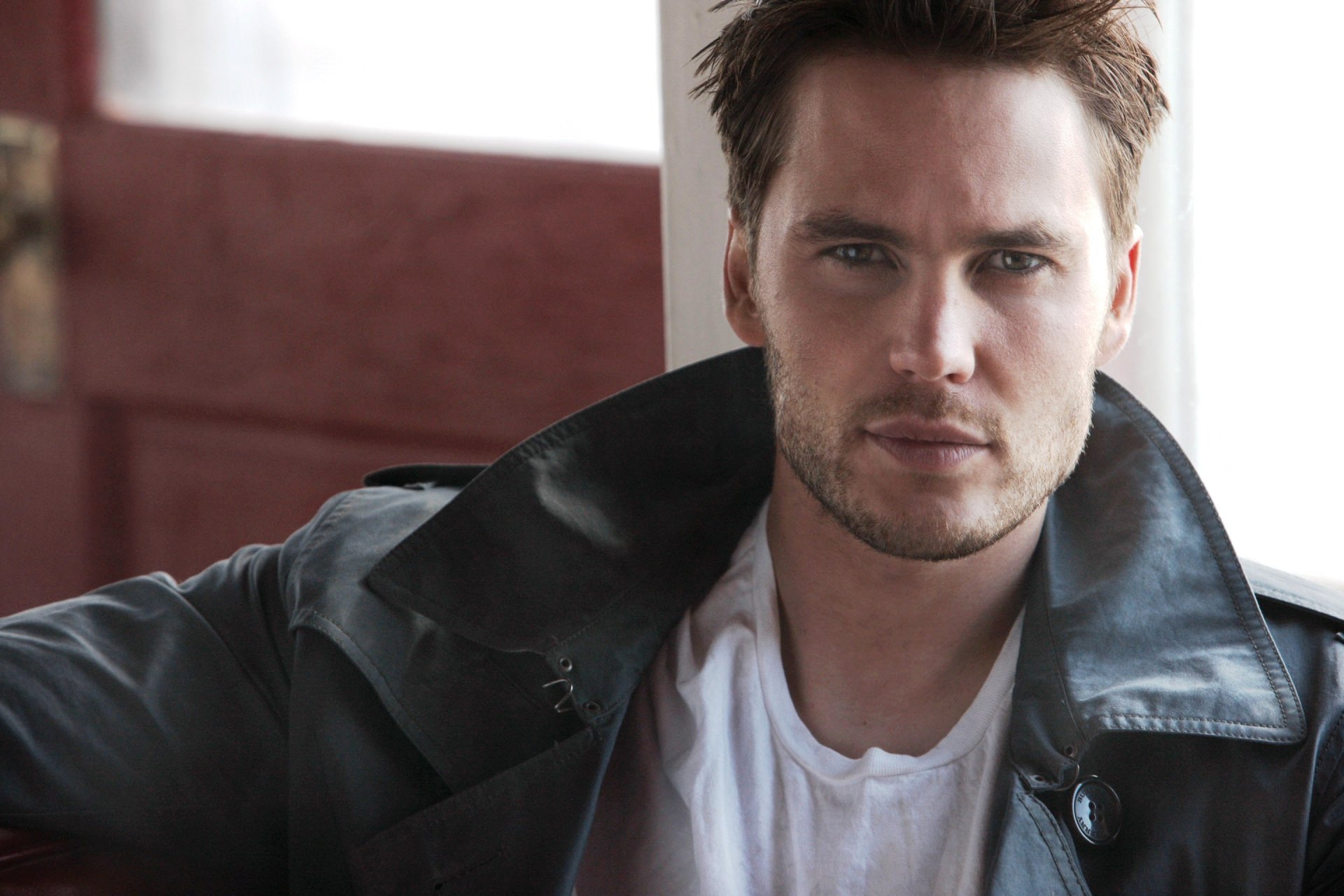 taylor kitsch schauspieler kerl mann blick gesicht t-shirt jacke