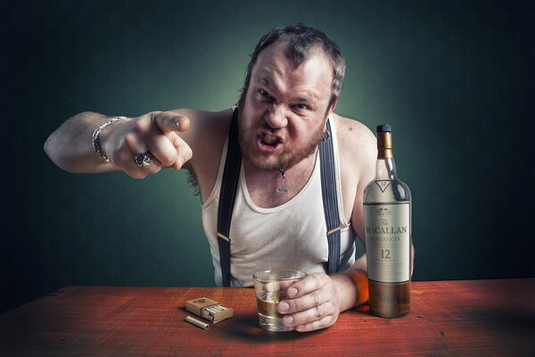 Un hombre con whisky enseña la vida