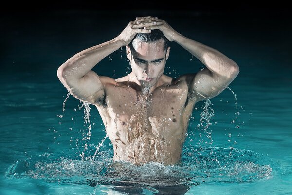 Guy dans l eau à la recherche d un regard sexy