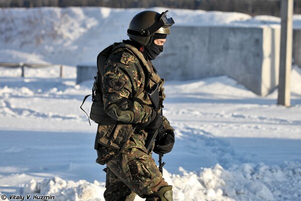 SWAT avec des armes en uniforme sur fond de neige