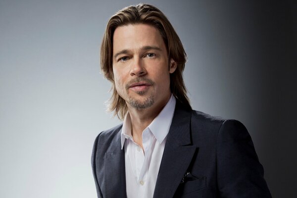 Brad Pitt sullo sfondo di un muro grige0