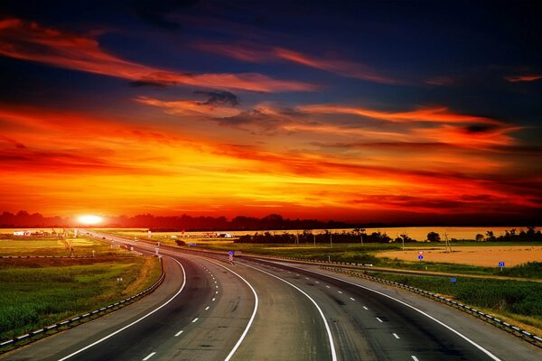 Langer Weg in einen faszinierenden Sonnenuntergang