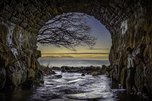 Belle vue sur l eau à travers un tunnel en Écosse